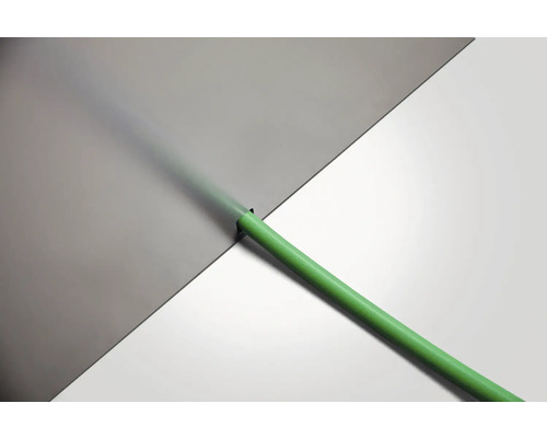 Zelená zavlažovací hadice před dvěma pozadími