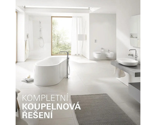 Světlá koupelna s vanou, umyvadlem, toaletou, bidetem a sprchou