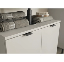 Skříňka pod umyvadlo s ručníky a kartáčem v koupelně