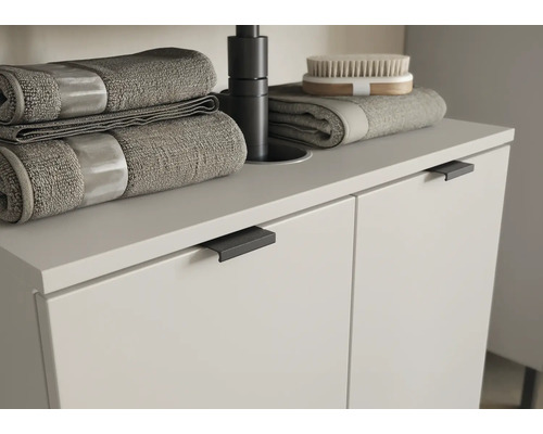 Skříňka pod umyvadlo s ručníky a kartáčem v koupelně