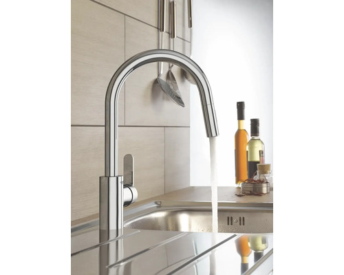 Kovová kuchyňská baterie s tekoucí vodou v dřezu