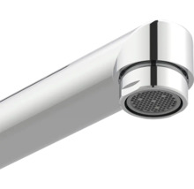 Detailní záběr na kovovou vodovodní baterii