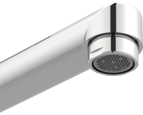 Detailní záběr na kovovou vodovodní baterii