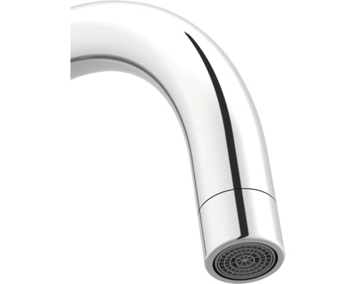 Detail chromovaného výtoku vodovodní baterie