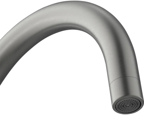 Detail ohnuté kovové vodovodní baterie