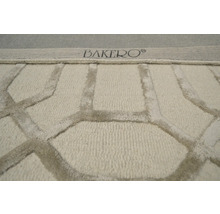 Detailní pohled na koberec s geometrickým vzorem a logem Bakero