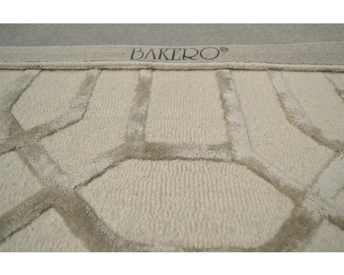Detailní pohled na koberec s geometrickým vzorem a logem Bakero