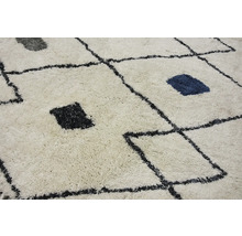 Detailní pohled na koberec s geometrickým vzorem