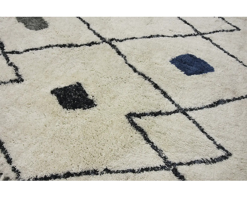 Detailní pohled na koberec s geometrickým vzorem