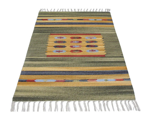 Koberec s proužkovaným vzorem a třásněmi