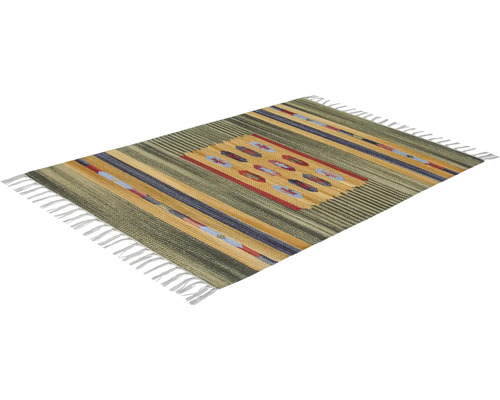 Koberec s proužkovaným vzorem a třásněmi