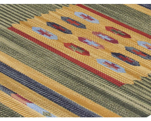 Detailní pohled na koberec s pruhy a geometrickými vzory