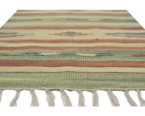 Pruhovaný koberec se střapci