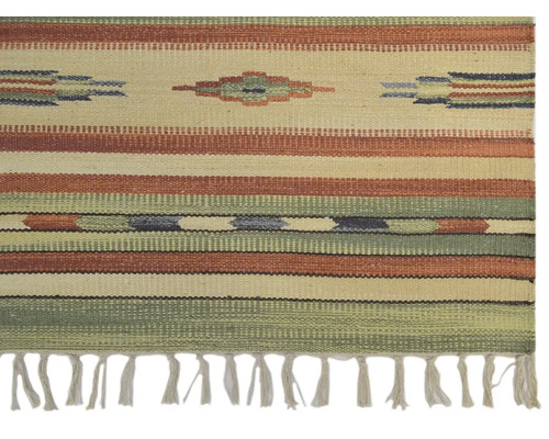 Koberec s proužky a třásněmi