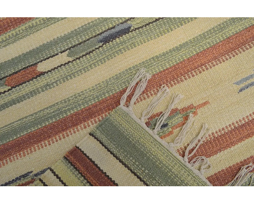 Pruhovaný koberec se střapci