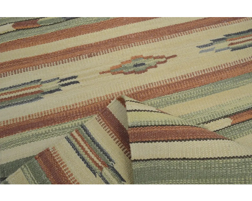 Pruhovaný koberec s geometrickými vzory