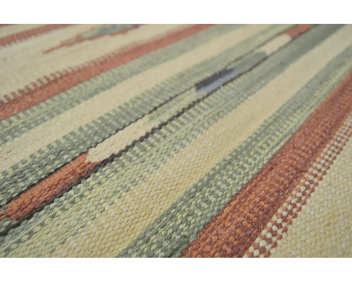 Detail pruhovaného koberce