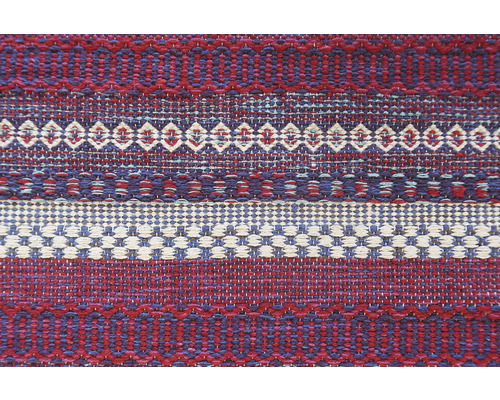 Detailní pohled na koberec se vzorovaným designem