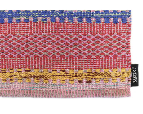 Detail textilie se vzorem a logem Bakerlo