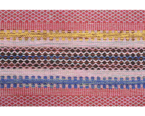 Detailní pohled na tkaný koberec s pruhovaným vzorem