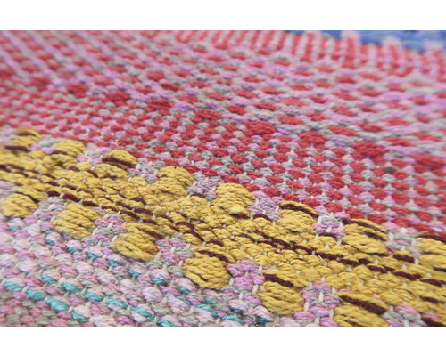 Detail vícebarevného tkaného koberce s texturou