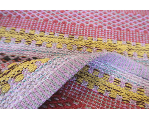 Detailní záběr vícebarevného koberce s tkaným vzorem