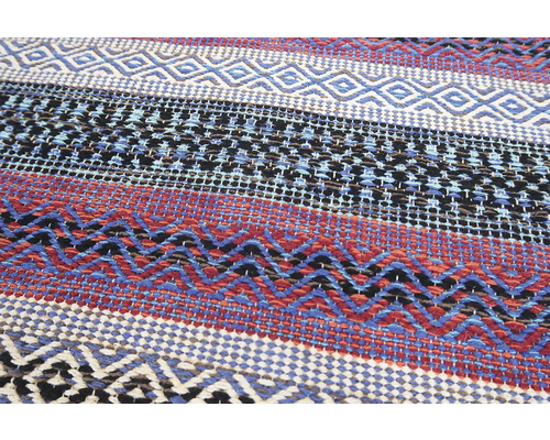 Detail pruhovaného koberce s geometrickými vzory