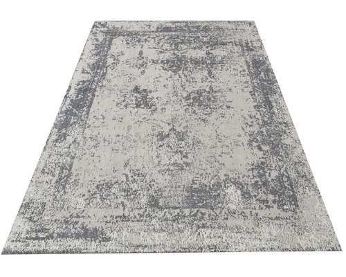 Koberec s abstraktním vzorem