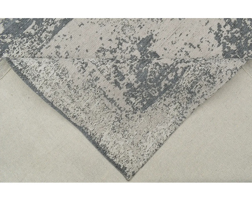 Šedý koberec s abstraktním vzorem