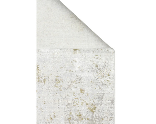 Koberec s abstraktním vzorem