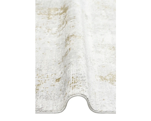 Detailní pohled na vzorovaný koberec