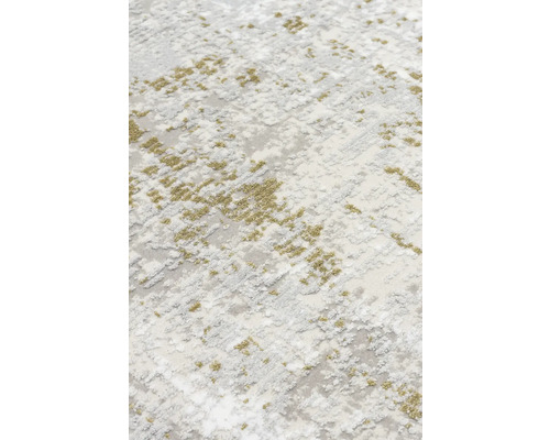 Koberec s abstraktním vzorem