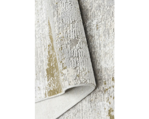 Detailní pohled na světlý koberec s abstraktním vzorem