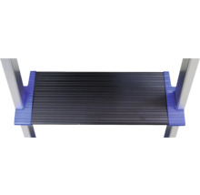 Stupínek žebříku s hliníkovým rámem a protiskluzovým povrchem