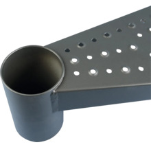 Detailní pohled na kovový schod se vzorem otvorů