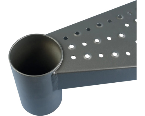 Detailní pohled na kovový schod se vzorem otvorů