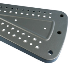 Kovový schod s otvory