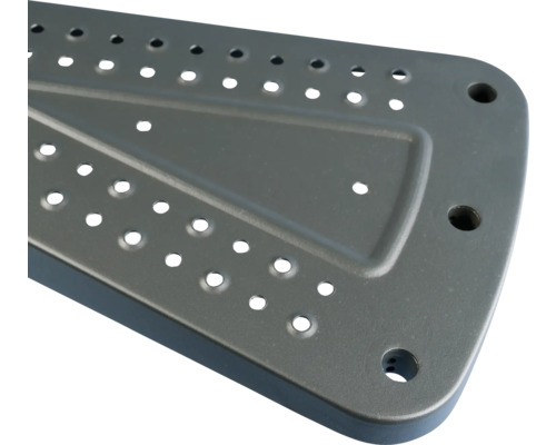 Kovový schod s otvory