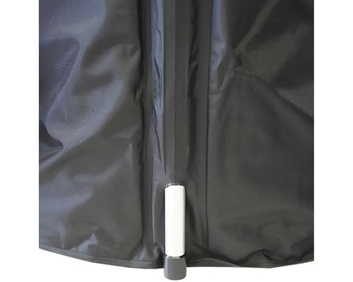 Detailní pohled na černý kryt skleníku s podpěrnou tyčí.