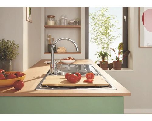 Kuchyňská scéna s dřezem, vodovodní baterií a prkénkem