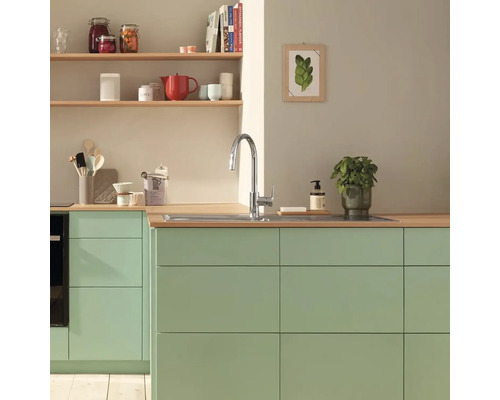 Kuchyňská scéna s dřezem, baterií a kuchyňským náčiním na otevřených policích