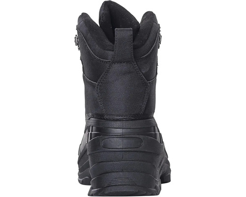 Pohled zezadu na černé boty s poutkem