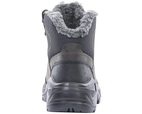 Pohled zezadu na zimní botu s podšívkou