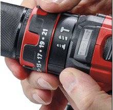 Detailní záběr vrtačky s nastavením točivého momentu v rukou