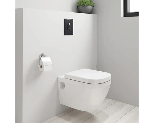 Moderní koupelna se závěsným WC, ovládacím panelem a držákem toaletního papíru