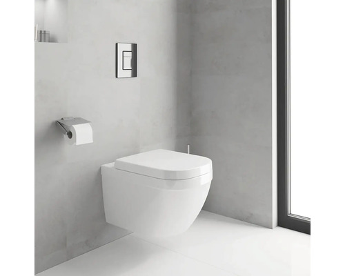 Moderní koupelna s závěsným WC, ovládacím panelem a držákem toaletního papíru.