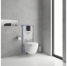 Moderní koupelna se závěsným WC, instalačním modulem a logem Grohe