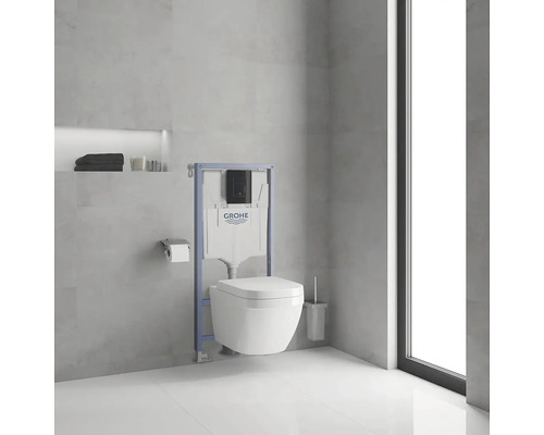 Moderní koupelna se závěsným WC, instalačním modulem a logem Grohe