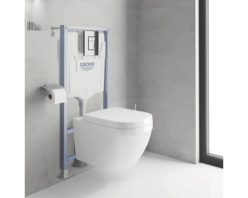 Závěsný záchod s nádržkou a logem Grohe ve světlé koupelně.