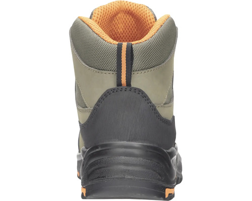 Pohled zezadu na trekovou obuv